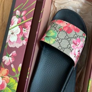 Gucci blooms slides